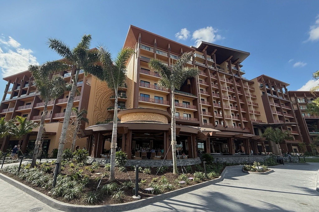 isneys-Polynesian-Villas-Island-Tower-Exterior-Day.jpg