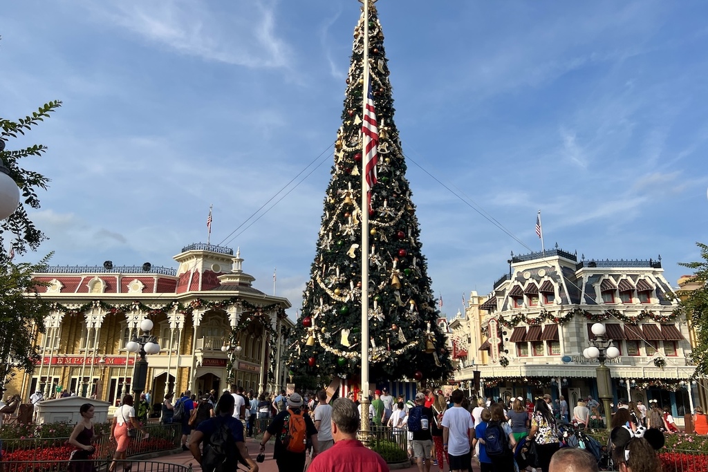 Magic-Kingdom-Main-Street-Christmas-Day.jpg
