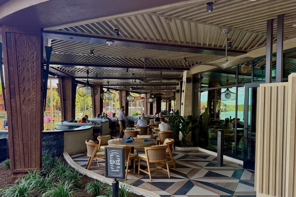 s-Polynesian-Villas-Island-Tower-Wailulu-Bar-Grill.jpg
